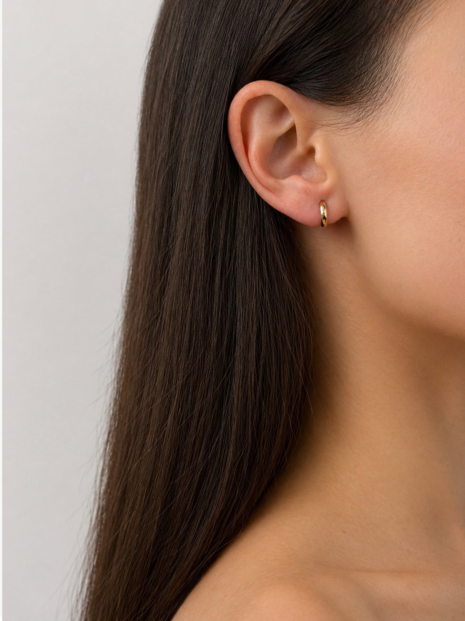 Klasyczne kolczyki Huggie Hoops (10 mm) 